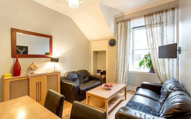 St Mary's Street 3 Bed Apartment In the Old Town - photo 4