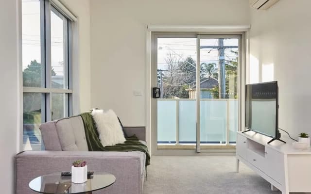 Cozy and Airy 1 Bedroom Flat - photo 2