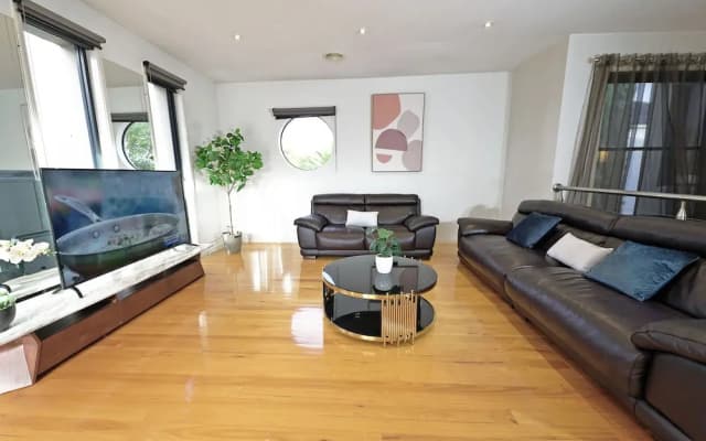 Luxury 7BRM Lakeside BigHouse Point Cook - photo 3