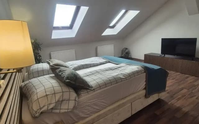 Modern 3BR Apt With Balcony City Center - photo 3