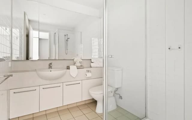 Stylish 2BR Apt Steps From Vic Market With Parking - photo 3