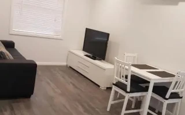 Edwin Place Apartment - photo 2