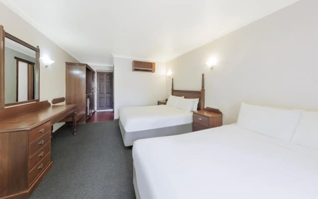 Elizabethan Lodge - photo 3