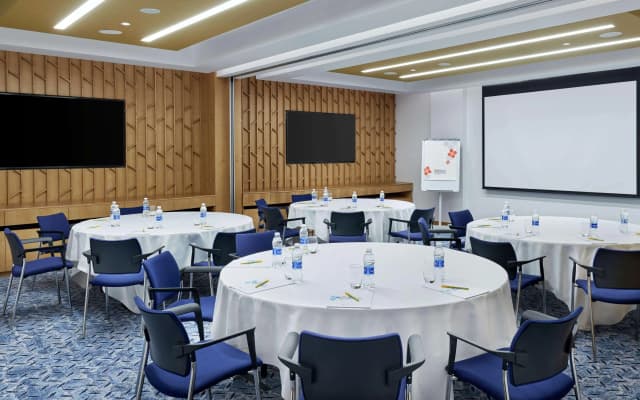 Hilton Garden Inn Muscat Al Khuwair Hotel - photo 2