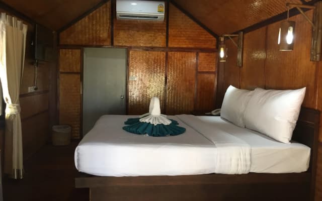 Long Beach Chalet Hotel - photo 3