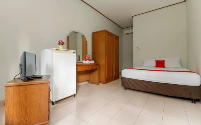RedDoorz Plus @ Karet Pedurenan 3 - photo 2