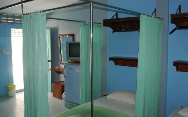 Dive Den Guesthouse - photo 2