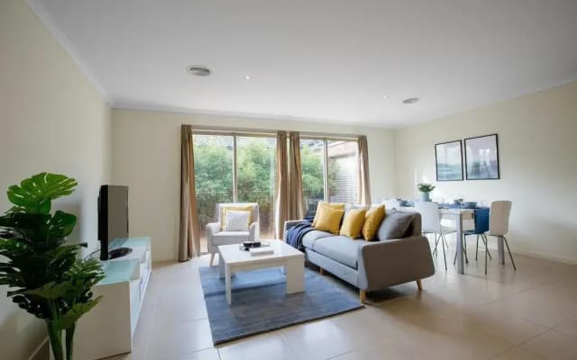 Spacious Lovely Home In Point Cook - photo 3