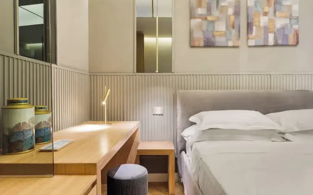 Spanish Steps Apartments - photo 2