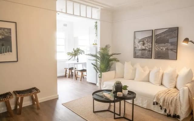 Stylish 1 Bedroom Apartment Near Beach - photo 2