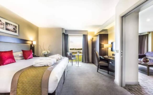 Heston Hyde Hotel - photo 3