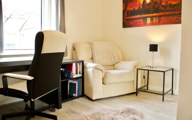 Ground Floor 2 Bedroom Flat - photo 2