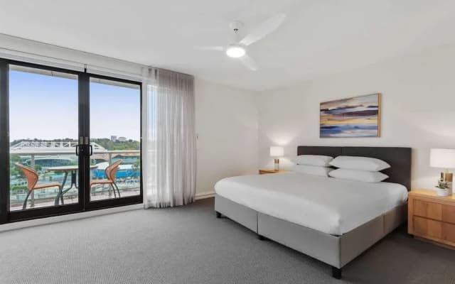 Spacious 3-bed Apartment by the MCG - photo 3
