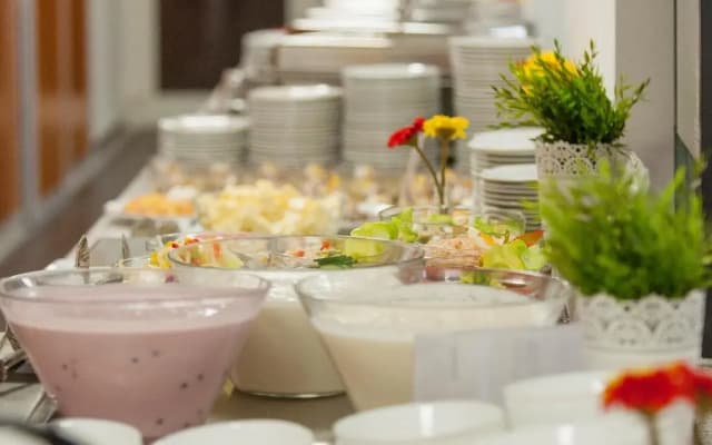 FREE PARKING, FREE BREAKFAST, only 15 minutes to City Center - photo 4