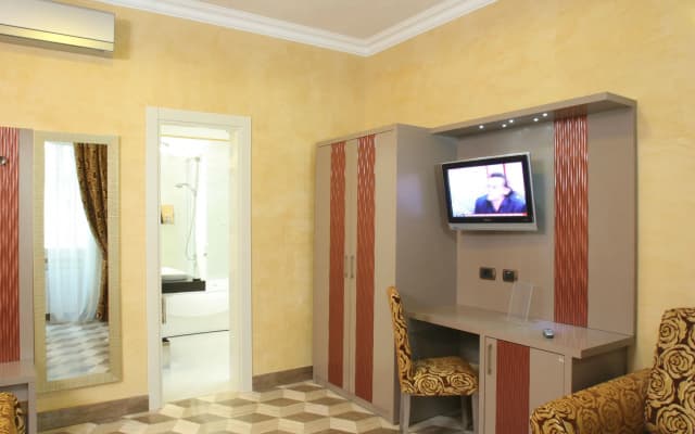 The Five Oscars Inn - photo 2