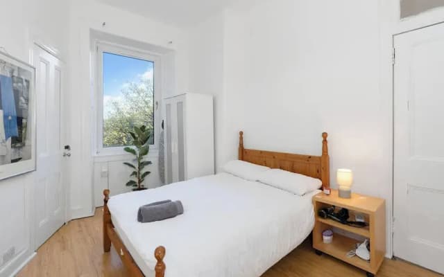 Bright 2 Bedroom Flat on Leith Walk - photo 3