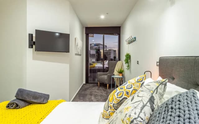 Luxury 3 Bed 2 Bath City Views - photo 3