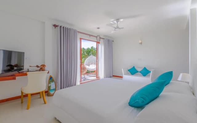 White Sand Dhigurah Hotel - photo 5