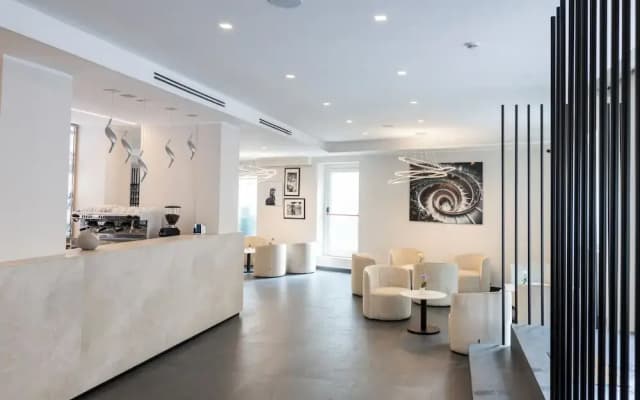 J Maluni City Hotel - photo 3