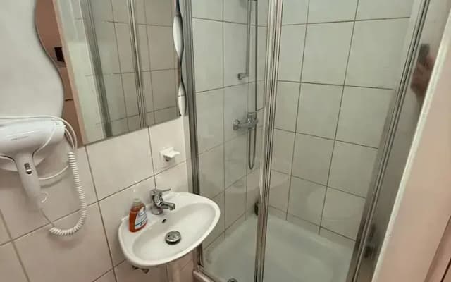 Budget 1BR Apt Close to Westbahnhof - photo 5