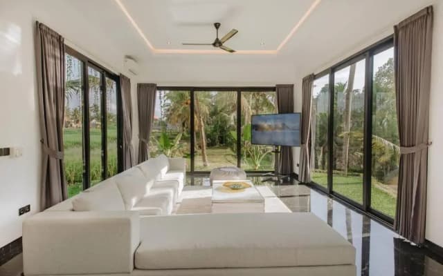 BRAND NEW Luxurious 5 Bedroom Villa with Exotic View - photo 3