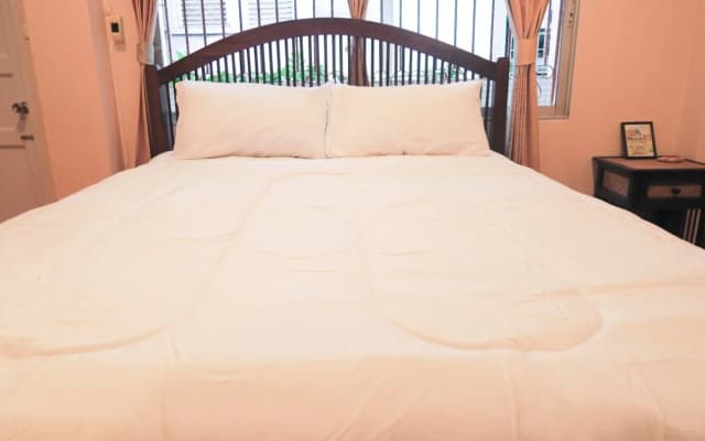 The Grand Palace Hostel - photo 2