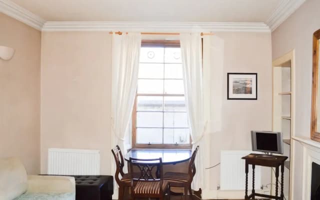 Peaceful 1 Bedroom Edinburgh Home - photo 2