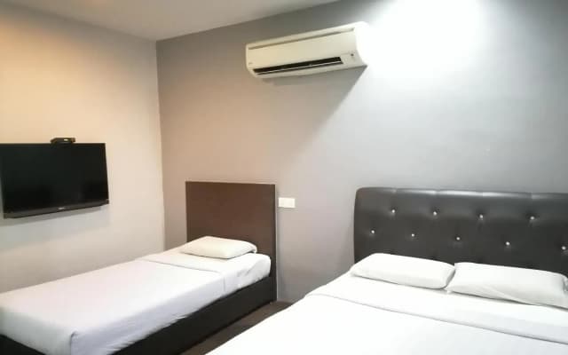 P Line Hotel - photo 4