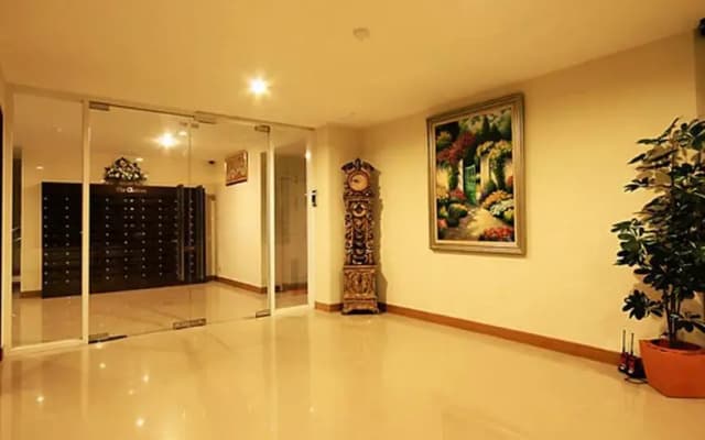 The Chateau Luxury Serviced Apartment - photo 4