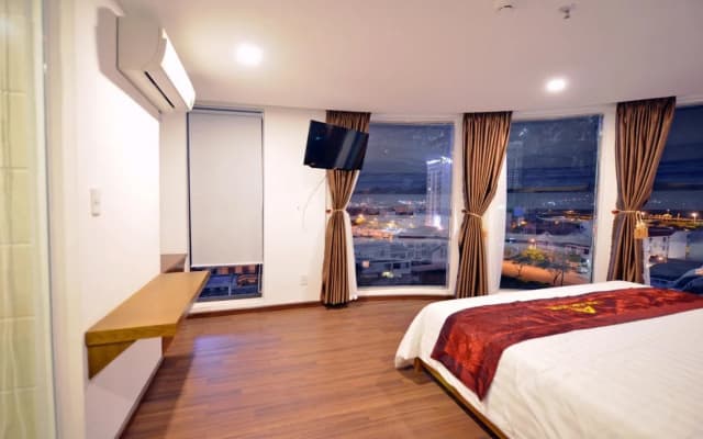 La Beach Hotel - photo 2