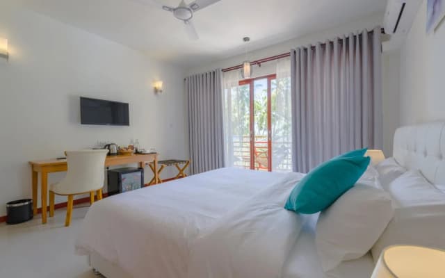 White Sand Dhigurah Hotel - photo 4