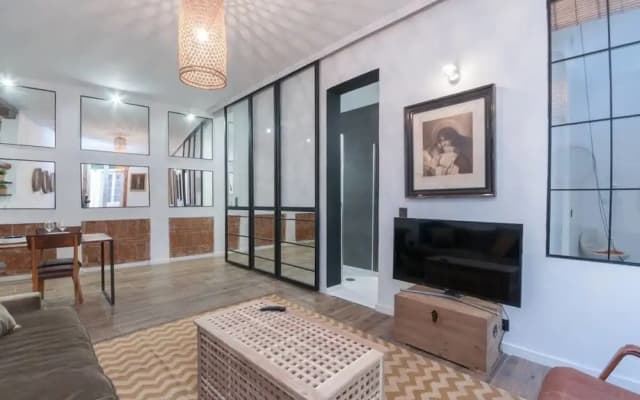 Spacious Designer Two Bed Apartment in Malasaña - photo 5