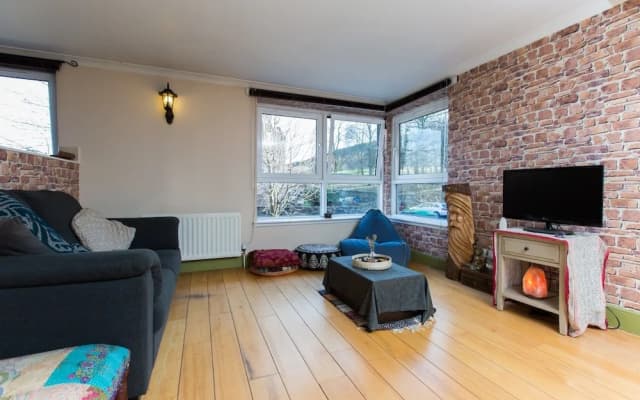 Charming 2BR Flat for 4 Overlooking Holyrood Park - photo 4