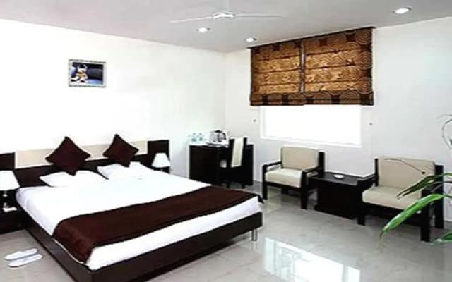 Hotel Gautam Deluxe - photo 3