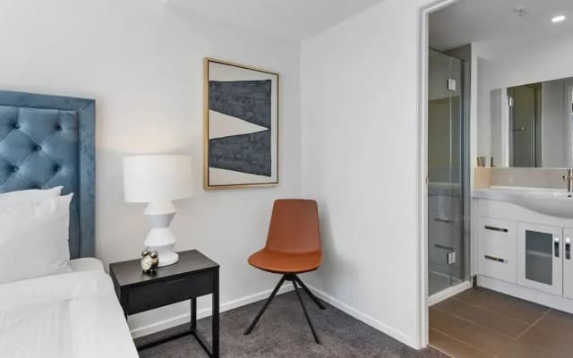 Gorgeous 3-bed in Melbourne's East End - photo 2