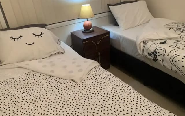 Cheerful 3 bedroom house with free parking - photo 3