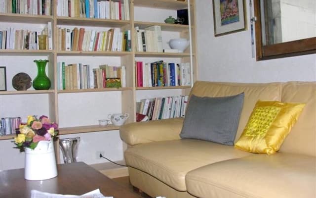 Apartment With one Bedroom in Paris, With Wonderful City View, Enclose - photo 2