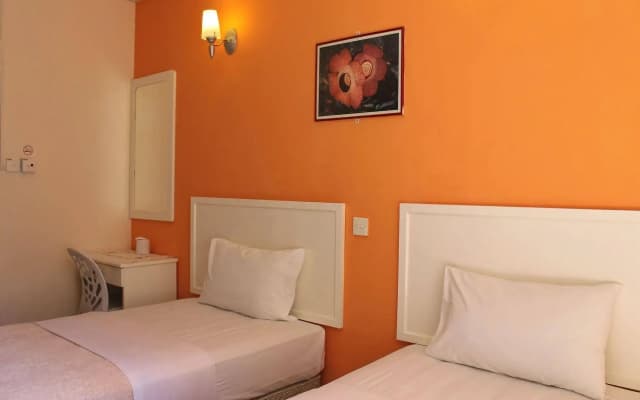 Victoria Hotel and Hostel - photo 5
