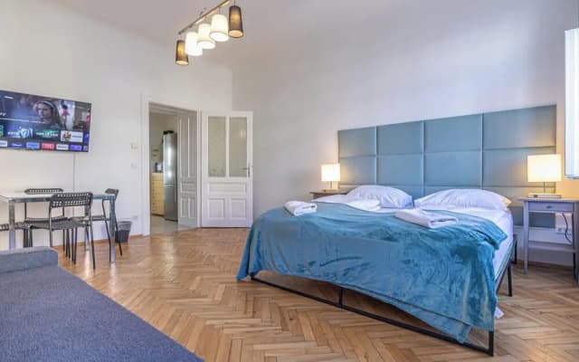 Chic 2BR Retreat Near Belvedere Palace - photo 5