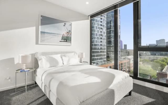 Elegant 2-bed With Superb Views & Amenities - photo 4