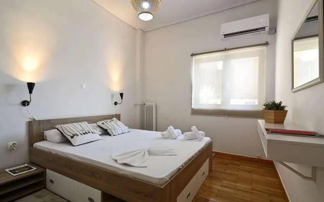 "Daydreamers Flat", staircase to Neos Kosmos - photo 2