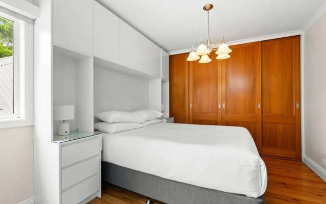 Elegant 1-bed With Study by Balmain Wharf - photo 4