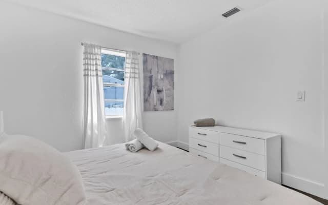 Upper Design District 3BD Home w/Jacuzzi and Backyard - photo 4