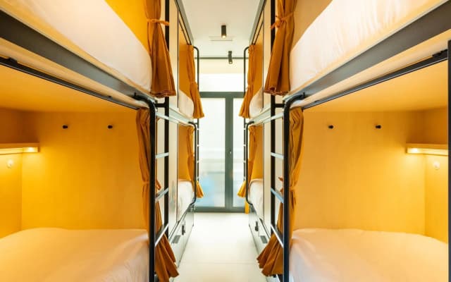 Petit Hostel Palacio Real - photo 4