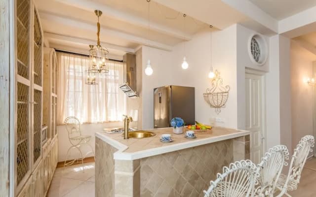 Falcon Apartments - photo 2