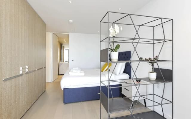 Luxury Waterfront Studio in Canary Wharf by Underthedoormat - photo 2