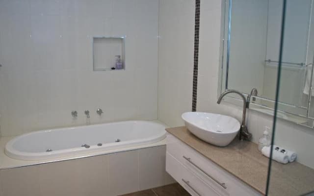 Yarra Glen Racecourse Apartments - photo 2