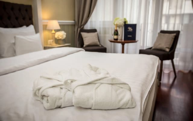 Queen's Court Hotel & Residence - photo 4