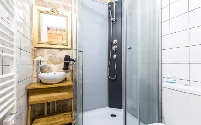 Unusual and charming 25m² near LE MARAIS - photo 5