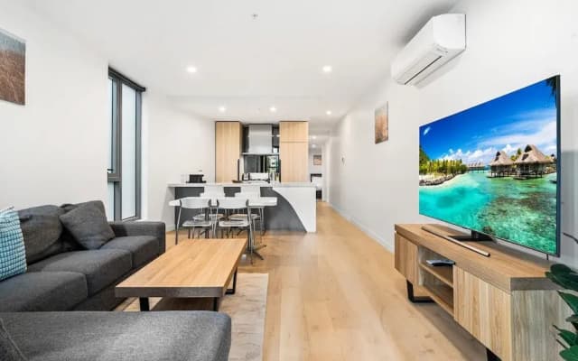 Bright 2-bed Flat With Cityside Charm - photo 5